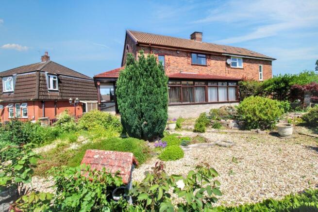 2 bed property, in Highbury Road, £200,000