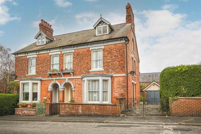 5 bed property, in Albert Street, £550,000