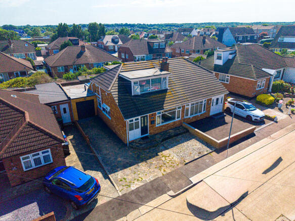 4 bed property, in Wren Close, £460,000