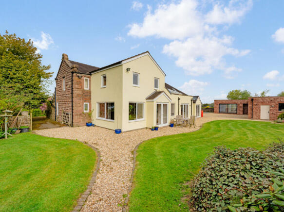5 bed property, in Pines Lane, £1,295,000