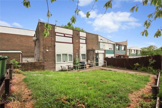 2 bed property, in Dartmouth Avenue, £75,000