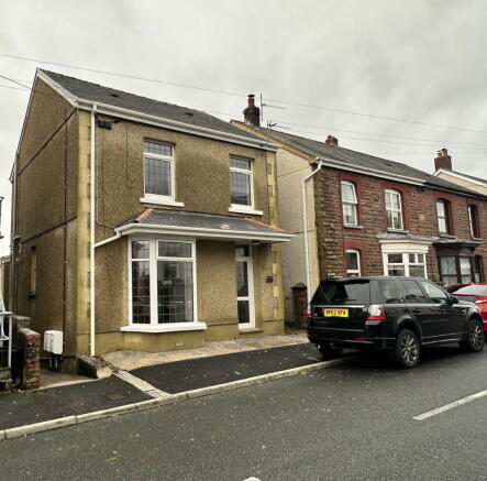 4 bed property, in Llandeilo Road, £175,000