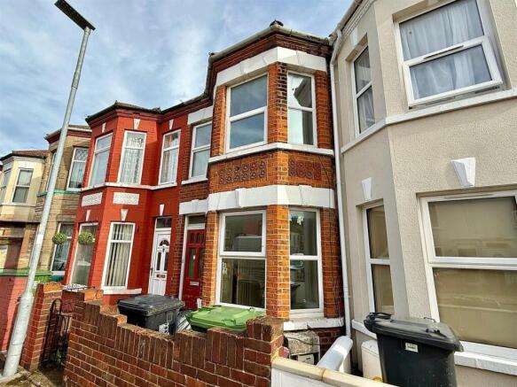 3 bed property, in Arundel Road, £120,000