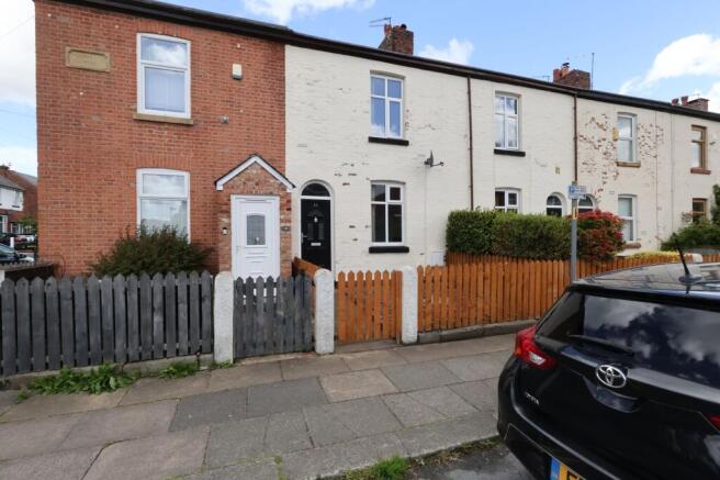 2 bed property, in Chapel Lane, £270,000