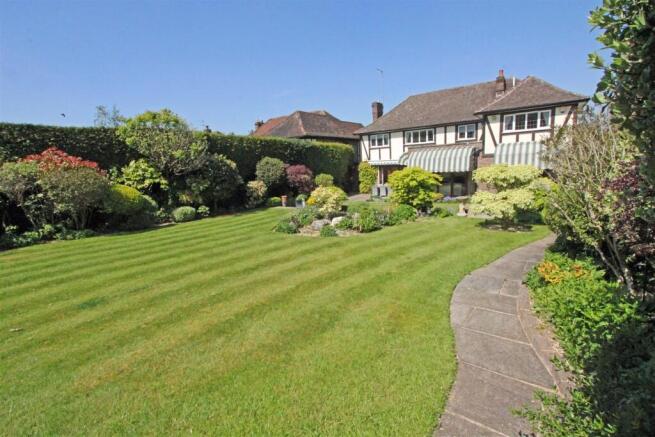 4 bed property, in Brookmans Avenue, £1,850,000