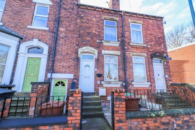 2 bed property, in Park Lodge Lane, £112,000