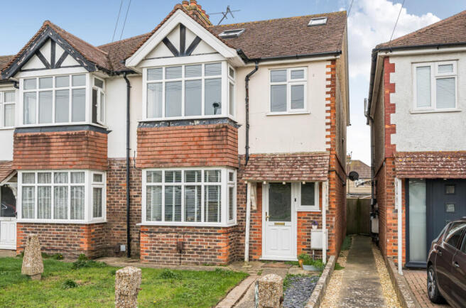 4 bed property, in Grand Avenue, £400,000