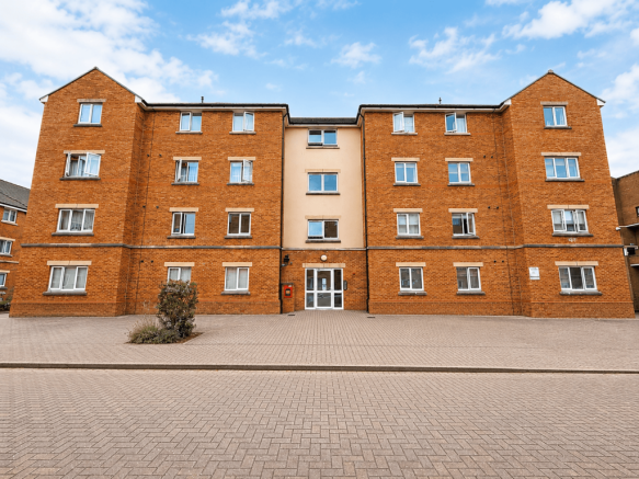 2 bed property, in Canton, £200,000