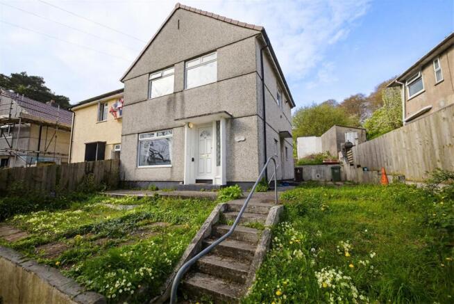 3 bed property, in Pike Road, £190,000