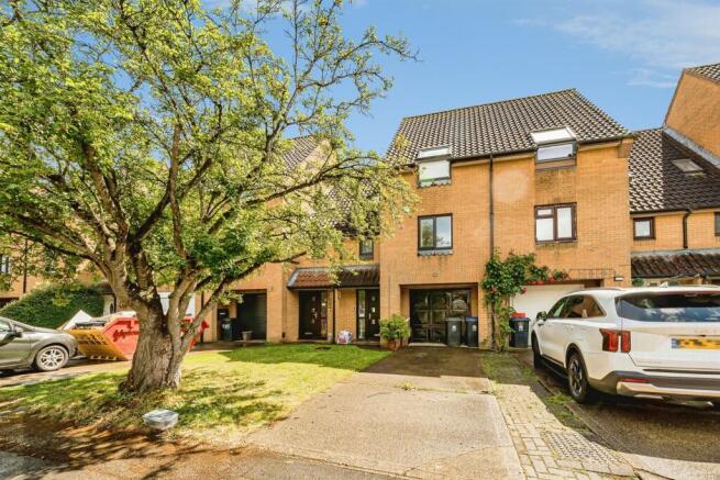 3 bed property, in Coulson Way, £475,000