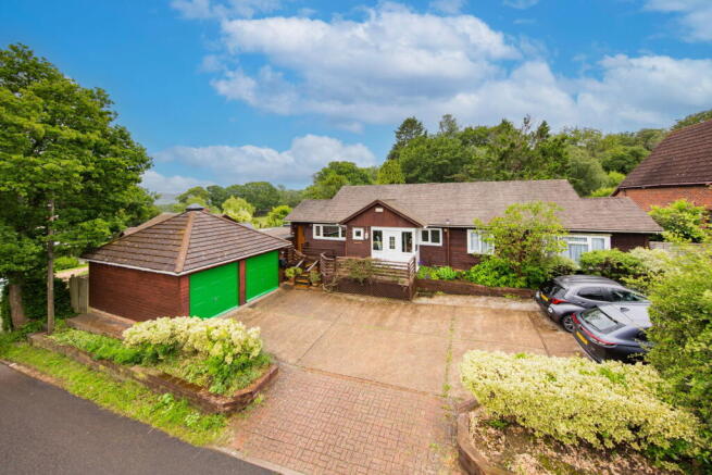5 bed property, in Vicarage Road, £675,000