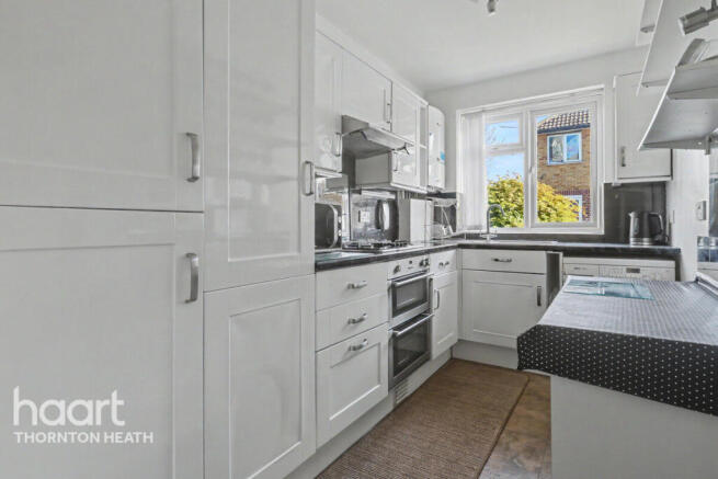 2 bed property, in Kemsing Close, £325,000