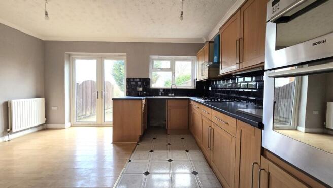 3 bed property, in Glendower Close, £295,000