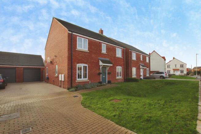 4 bed property, in Dunnock Close, £375,000