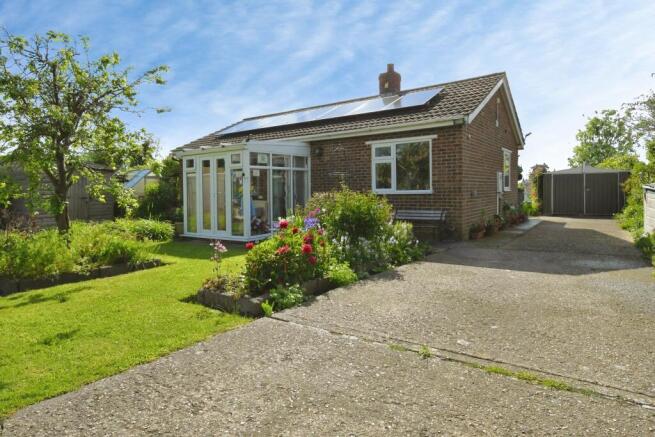2 bed property, in Chestnut Avenue, £230,000