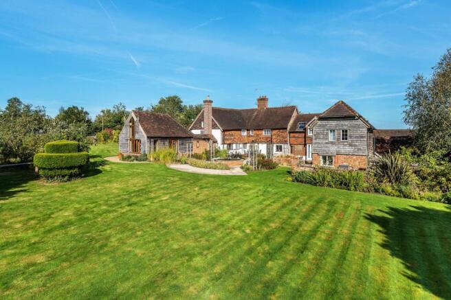 6 bed property, in Near Cranleigh, £1,675,000
