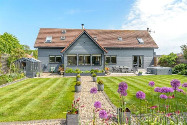 4 bed property, in Willow Tree Lodge, £525,000