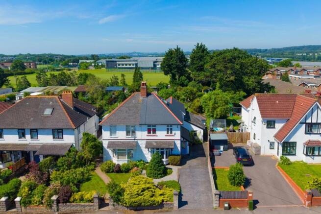 3 bed property, in Redlands Road, £675,000