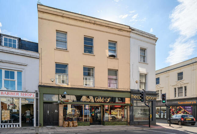 1 bed property, in High Street, £82,000