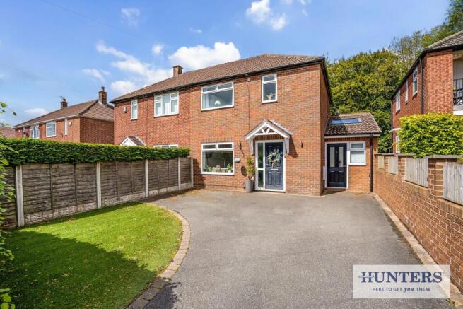 2 bed property, in Tinshill View, £300,000