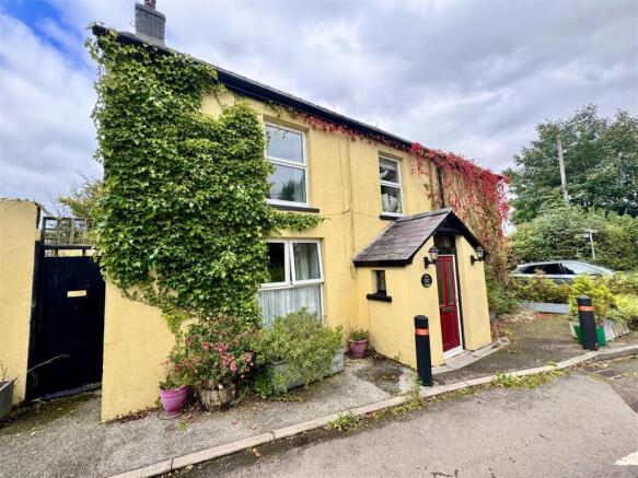 5 bed property, in Llanddeusant, £375,000