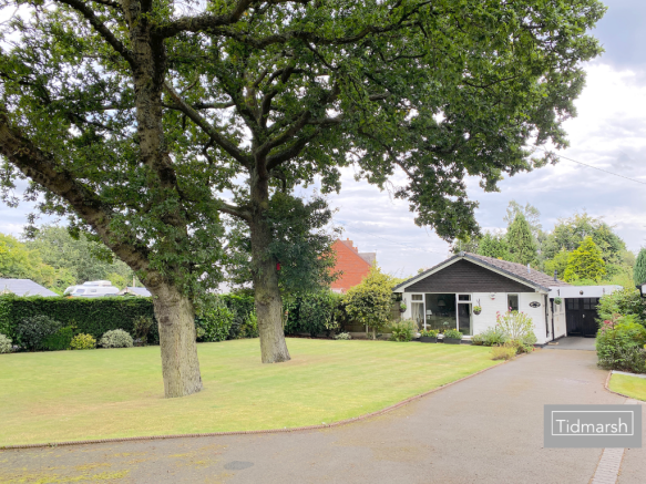 2 bed property, in White Oaks, £350,000