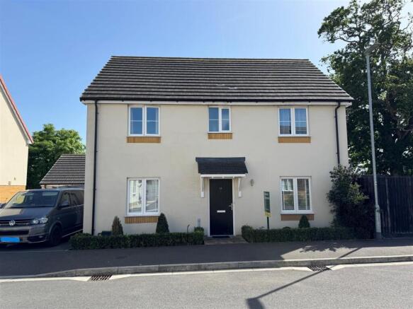 4 bed property, in Hawthorn Road, £399,950