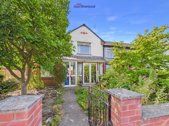 3 bed property, in Huntroyde Avenue, £140,000