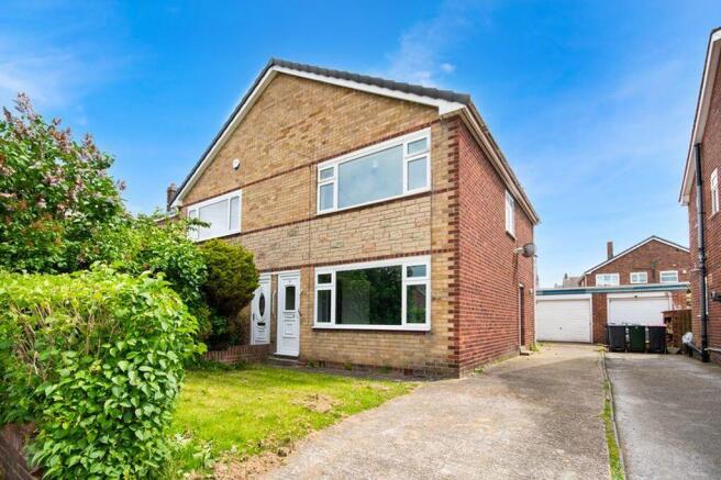 3 bed property, in St. Davids Drive, £180,000
