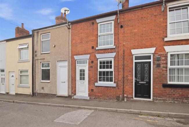 2 bed property, in Chapel Street, £110,000