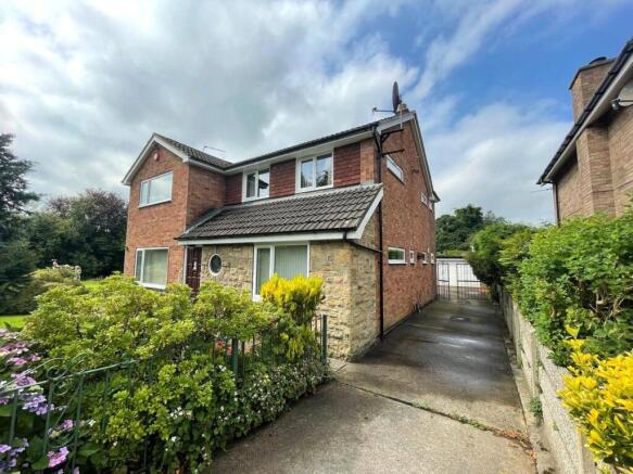 5 bed property, in Bronte Way, £700,000