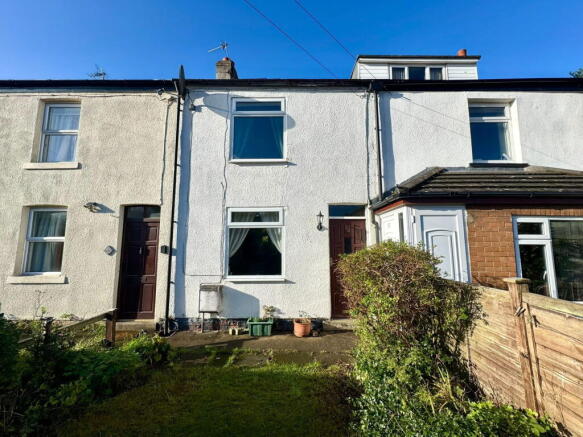 2 bed property, in Newton Road, £160,000