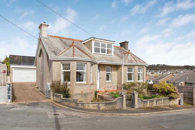 4 bed property, in Courtney Road, £325,000