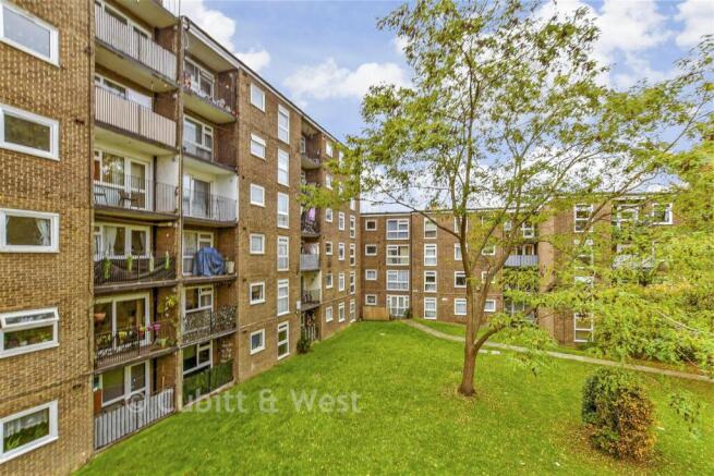 1 bed property, in Westmoreland Drive, £160,000