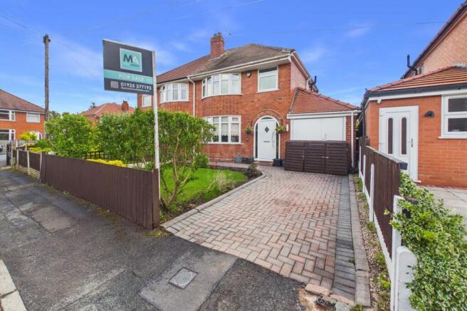 3 bed property, in Cedar Road, £300,000