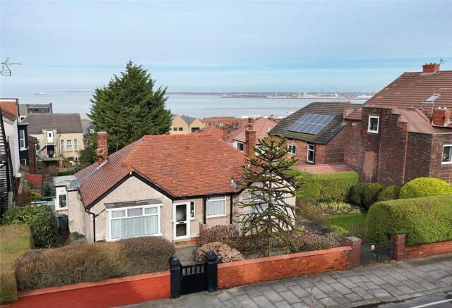 2 bed property, in Hamilton Road, £375,000