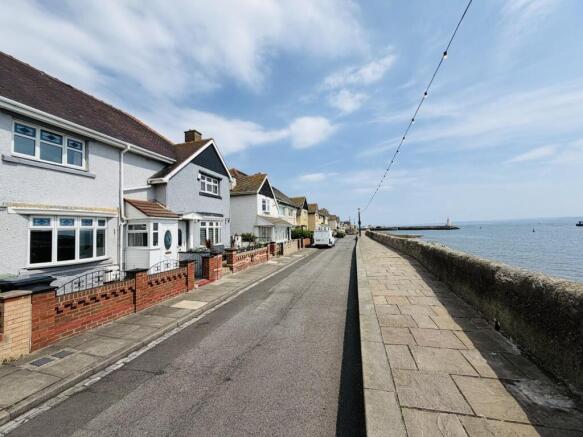 2 bed property, in Town Wall, £110,000
