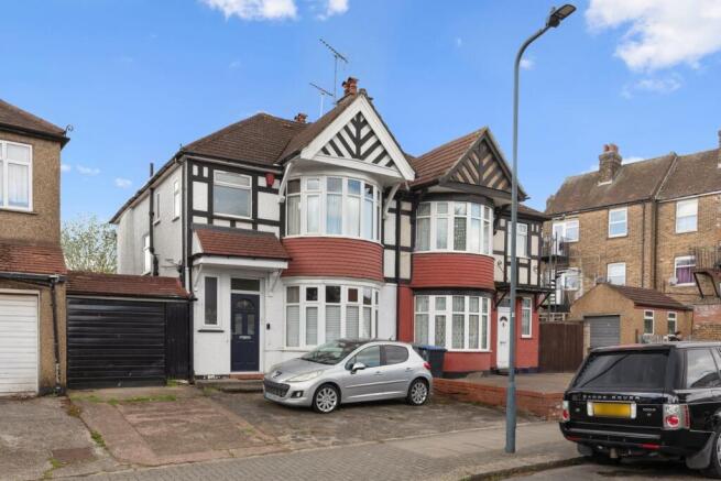 3 bed property, in Churchill Avenue, £725,000
