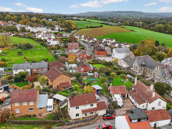 3 bed property, in Clay Lane, £415,000
