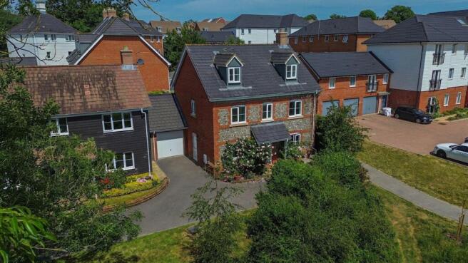 5 bed property, in Cedar Avenue, £700,000