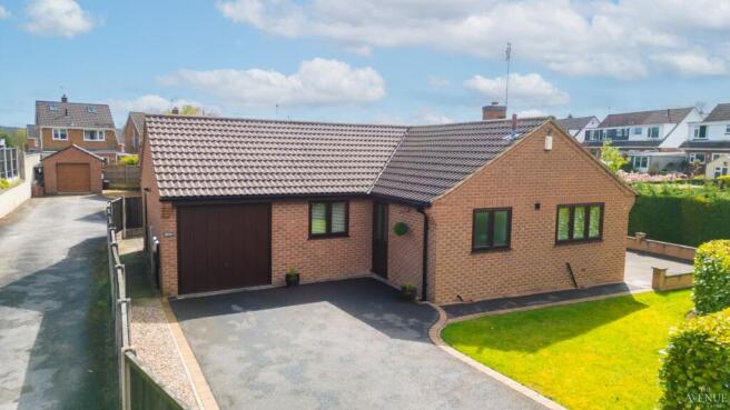 2 bed property, in Brookfield Close, £260,000