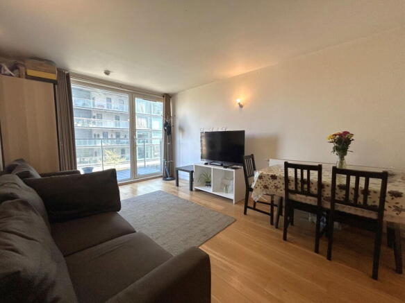 2 bed property, in Vantage Building, £300,000
