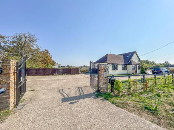 7 bed property, in Pudsey Hall Lane, £950,000