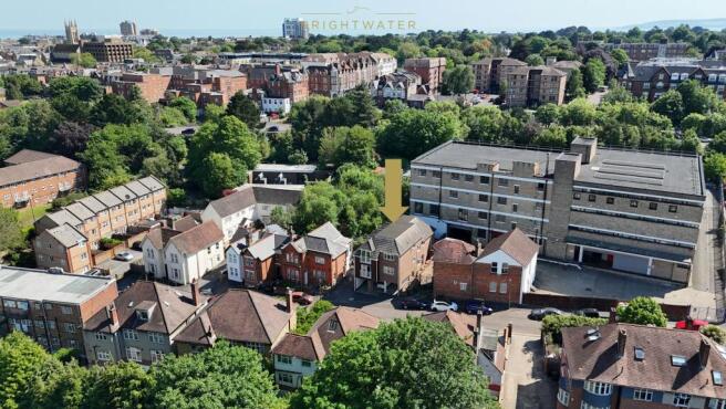 6 bed property, in Wharfdale Road, £725,000