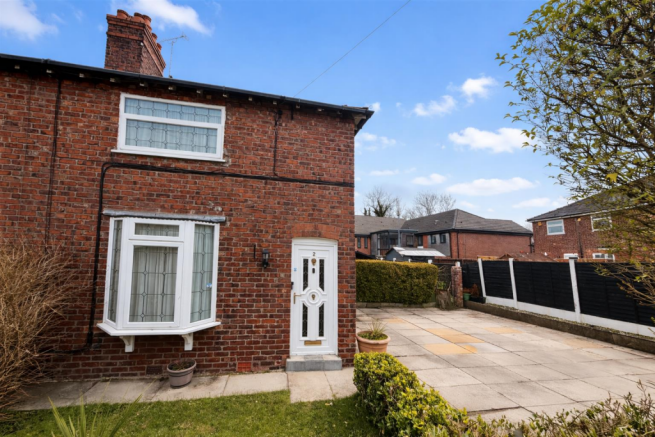 3 bed property, in Leigh Avenue, £320,000