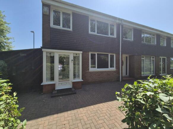 3 bed property, in Newlyn Drive, £95,000