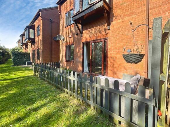 2 bed property, in Wyatt Close, £275,000