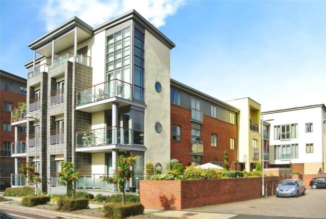 1 bed property, in Fairway Court, £109,950
