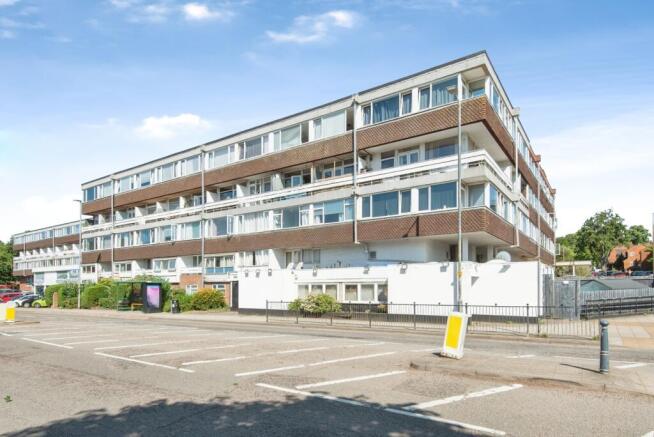 1 bed property, in Queen Street, £140,000