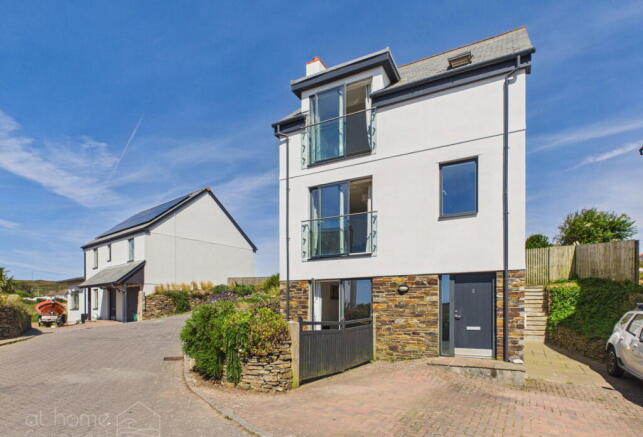 4 bed property, in Bethan View, £475,000